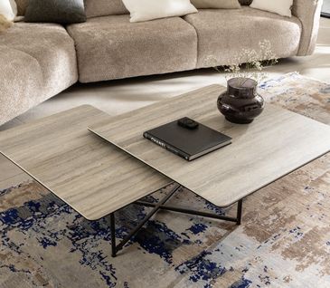 Ecksofa in der Farbe Sand mit passendem Couchtisch in Marmoroptik.