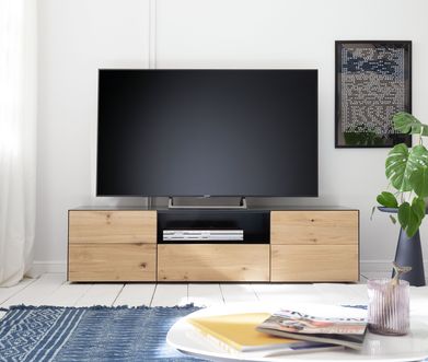 Jugendliches Wohnzimmer mit Lowboard aus Holz und schwarzem Metall.