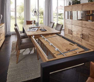 Ausziehbarer Esstisch mit schwarzen Metallbeinen