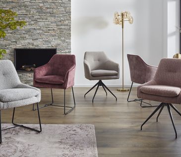 Große Auswahl von Esszimmerstühlen in einem Esszimmer.