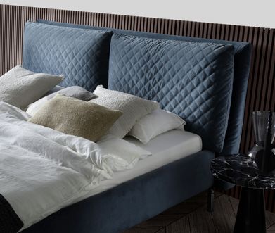 Blaues Posterbett in elegantem Schlafzimmer mit Holzpaneelwand.