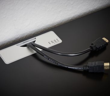 Detailbild eines Kabeldurchlasses eines unserer schwarzen TV-Boards von RAUM.FREUNDE Henri