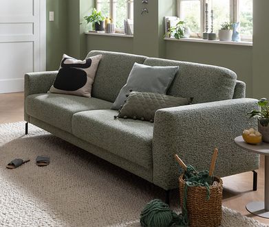 Kleine, aber feine 2-Sitzer Sofas online bestellen - bei Homepoet! 2-Sitzer Sofa mit Stoffbezug in Olive in gemütlichem Wohnzimmer.