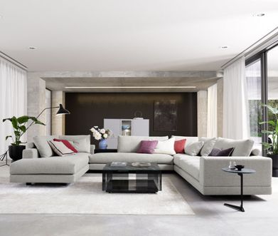 Gemütliche Wohnlandschaften online entdecken. Moderne Wohnlandschaft in hellgrau in modernem Wohnzimmer mit schwarzem Couchtisch.