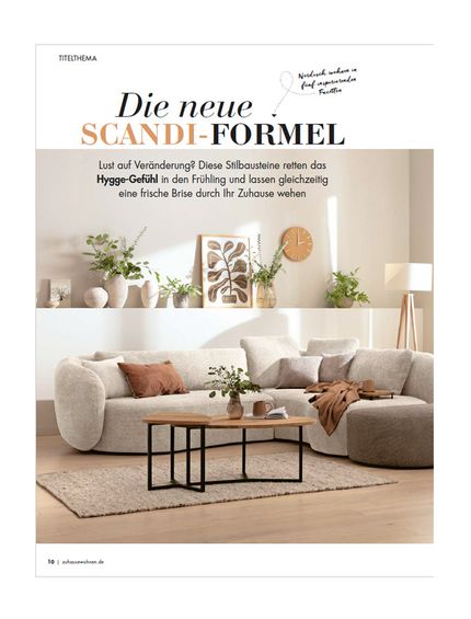 Beige eingerichtetes Wohnzimmer im Skandi-Look mit beigem Ecksofa und Beistelltischen mit Holzplatte.
