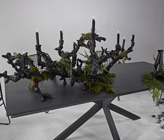 Dunkler Gartentisch mit Tischplatte aus HPL und Edelstahl-Gestell.