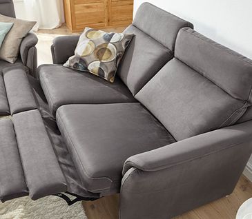 Graues 2-Sitzer Sofa mit aufgebauter Relaxfunktion und einem Deko-Kissen