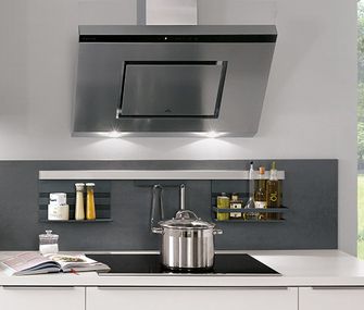 Kopffreihaube aus Edelstahl in weißer Küche