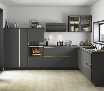 Moderne mittelgraue Küche mit messingfarbenen Griffleisten