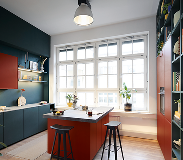 Rote Küche in Kombination mit grauen Elementen