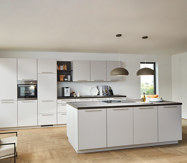Moderne zweizeilige Küche in Weiß mit Insel und dunkler Arbeitsplatte