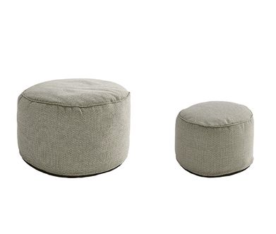 Zwei hellgraue Gartenhocker in unterschiedlichen Größen.