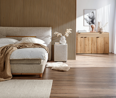 Boxspringbett Alpin von Natura Home in beigem Schlafzimmer Boxspringbett Alpin von Natura Home in beigem Schlafzimmer