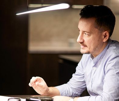 Professioneller Berater im Möbelhaus.