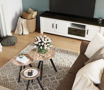 Braunes Sofa Canterbury von Lebensart dekoriert mit Beigen Kissen und runden Beistelltischen Bartoli von Contur.