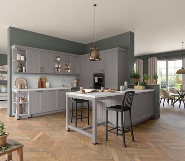 U-Küche in modernem Landhausstil und graue Küchenfronten mit offenem Ess- und Wohnbereich.