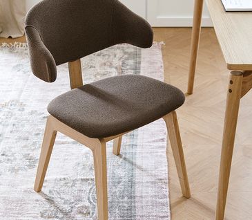 Stuhl im Skandi-Stil mit braunem Stoff