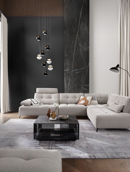 Beiges Ecksofa mit schwarzem Couchtisch aus Glas in weitläufigem und modernem Wohnzimmer.