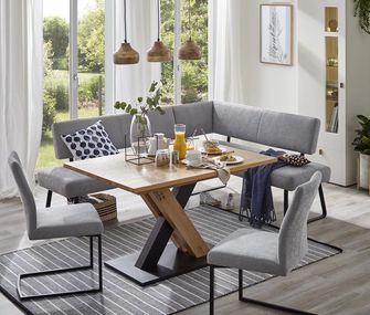 Graue große Eckbank um einen schönen Massivholztisch