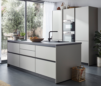 Moderne Küche mit weißer Kücheninsel und grauer Arbeitsplatte