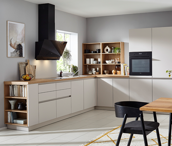 Küche im Skandi-Stil mit weißen Fronten und Holzarbeitsplatte