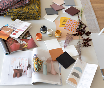 Tisch mit Wandfarben und Farbkarten