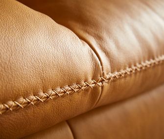Detailansicht von Naht eines Ledersofas