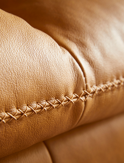 Detailansicht von Naht eines Ledersofas