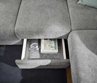 Schublade unter grauem Sofa