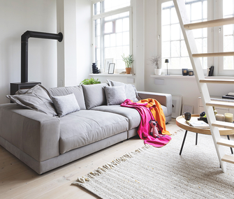 Graues Lounge-Sofa von Raumfreunde Modell Juni