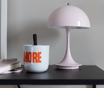 Rosa Tischlampe mit Tasse Rosa Tischlampe mit Tasse mit orangener Schrift