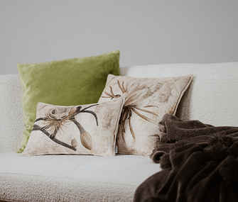 Drei Kissen auf hellem Sofa