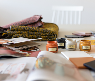 Tisch mit Farbproben