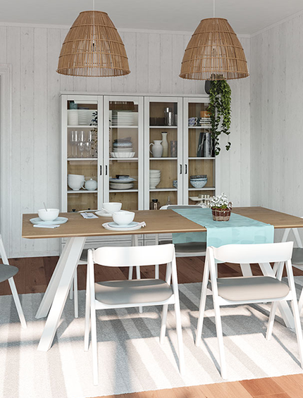 Maritimes Esszimmer mit weißen Stühlen