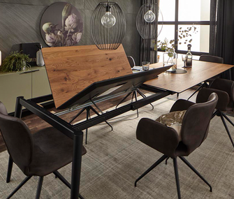 Ausziehbarer Esstisch von mit dunkelbraunen Lederstühlen