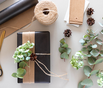 Weihnachtsgeschenk mit Deko