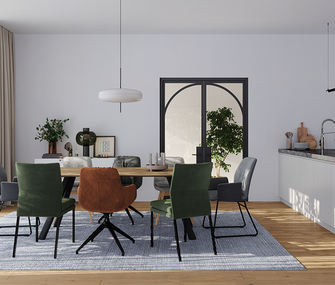 Esstisch mit verschieden farbigen Stühlen