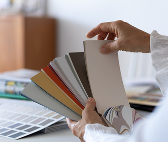 Hände die Farbkarten halten