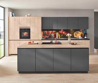 Moderne Küche in grau und Holz