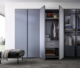 Großer Kleiderschrank