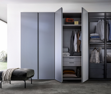 Großer Kleiderschrank