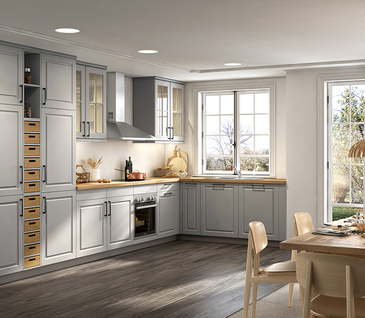 Graue Landhausküche mit Holzelementen und Esstisch