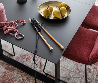 Detailansicht schwarzer Esszimmertisch