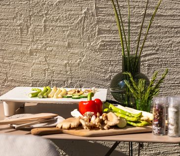 Tischgrill mit Gemüse.