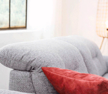 Alle drei Stufen der verstellbaren Kopfstütze vom Ecksofa David in Grau