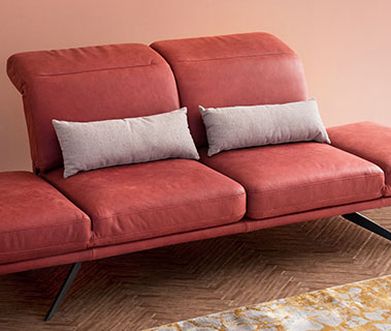 Pigmentiertes Leder strahlt in leuchtenden Farben Rotes 2-Sitzer Ledersofa mit zwei schmalen