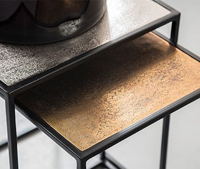 Unterschiedlich große Beistelltische mit schwarzem Gestell und bronzefarbenen Tischplatten