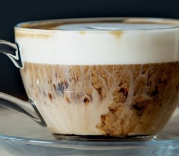 Glas-Tasse mit Cappuccino