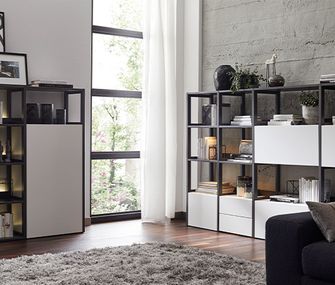 Um als Raum-Trennung zu funktionieren, müssen Regal gar nicht raumhoch sein Zwei moderne, dekorierte Bücherregale in Schwarz und Weiß