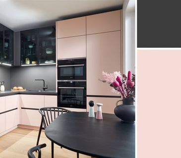 Kombiniere lackierte Küchenfronten ganz nach deinem Geschmack! Collage einer rosa und anthrazotfarbenen Küchen und entsprechenden Farbmustern